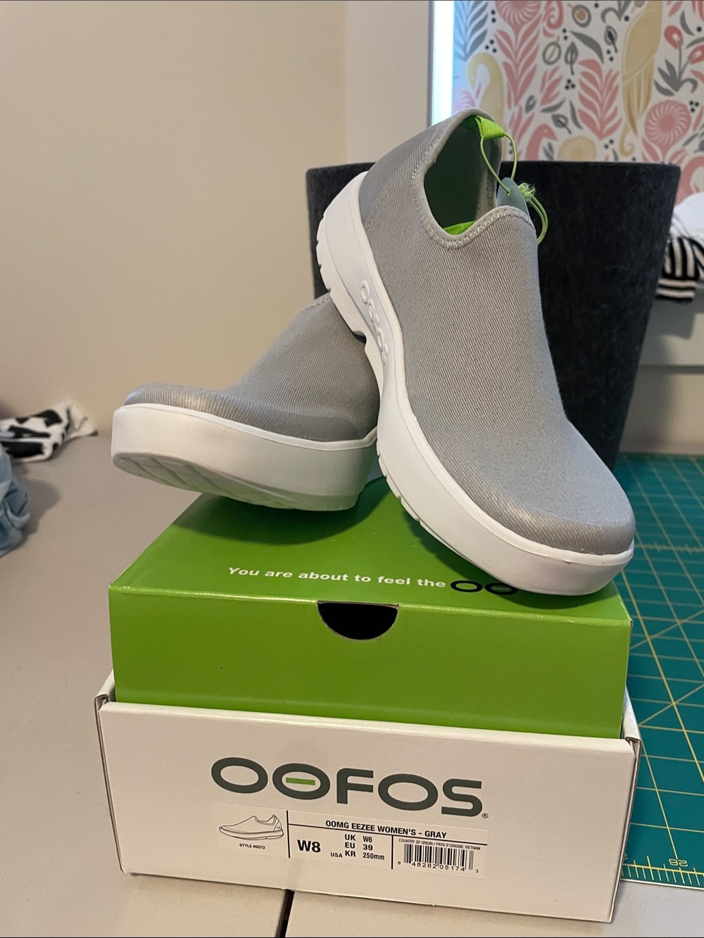 OOFOS Women's Slip-On Anti-Fatigue Sneakers 8W in Light Gray - Picture 4 of 5